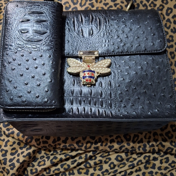 ***LOW START***. BAG NWOT Includes Wallet, Huda Beauty Lip Set & Eyeshadows. - Picture 3 of 4